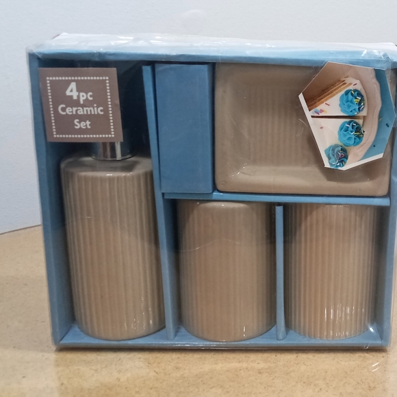 Four (4) Piece Vanity Set ~ Free Shipping ☆ NWT - Picture 6 of 6